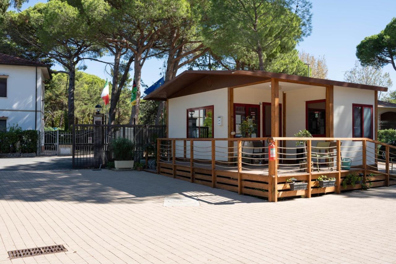 Camping Il Capannino Glamping Village Марина ди Бибона Екстериор снимка